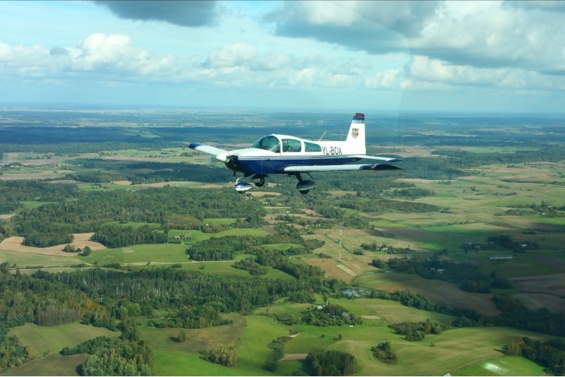 Przeglądowy lot szkolny samolotem nad Kownie z „Aero Pilotem”