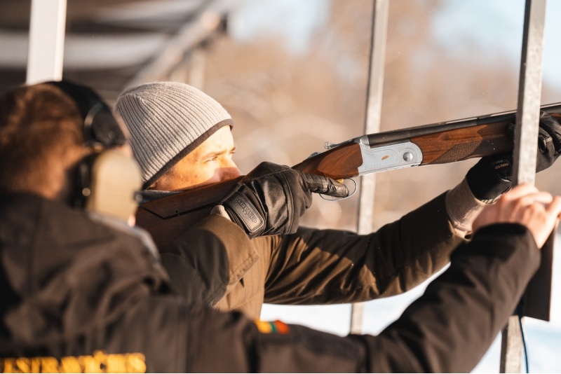 Strzelanie w latające talerze w strzelnicy „Shooting Club“ na Litwie