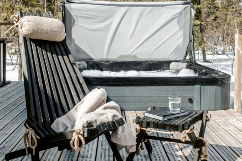 Prywatne korzystanie ze szklanej sauny i zewnętrznego jacuzzi (latem)