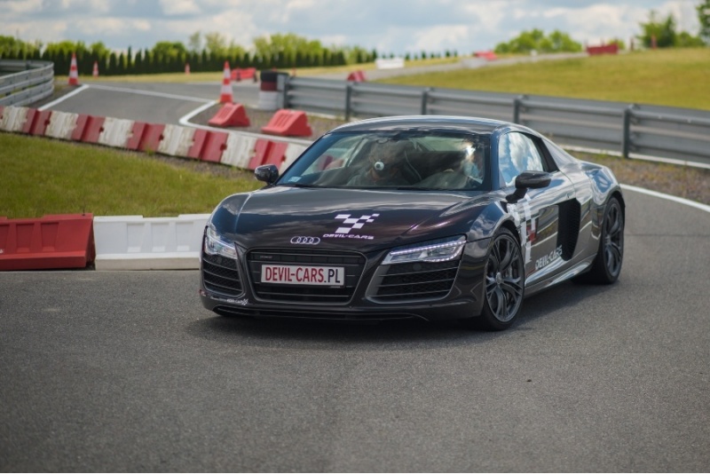 Przejażdżka za kierownicą samochodu Audi R8 V10 lub Nissan GTR