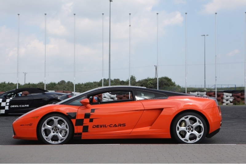 Przejażdżka za kierownicą samochodu Lamborghini Gallardo lub Ferrari F430 na torze Głównym Poznań