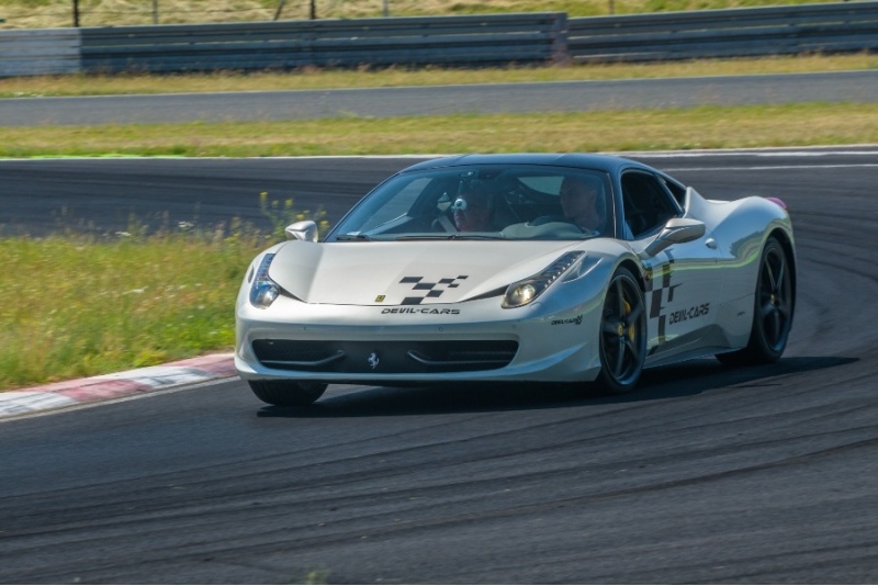 Przejażdżka za kierownicą samochodu Ferrari Italia na torze Poznań Główny