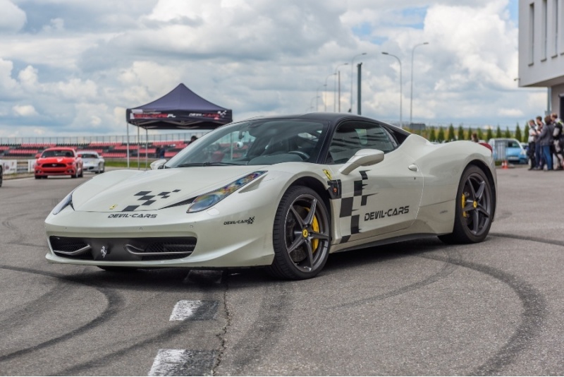 Przejażdżka za kierownicą samochodu Ferrari Italia 458