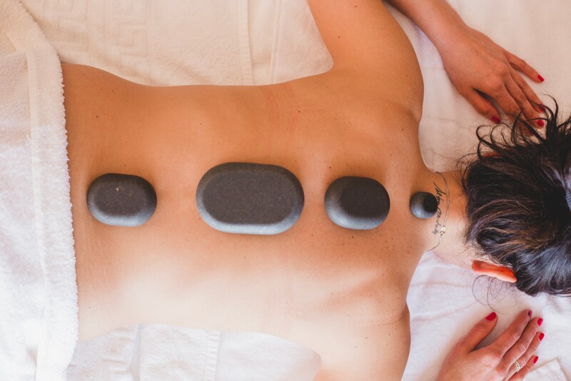 Masaż gorącymi kamieniami w salonie SPA 43 w Warszawie