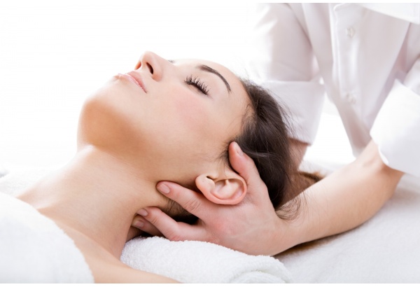 Masaż głowy w salonie SPA 43 w Warszawie