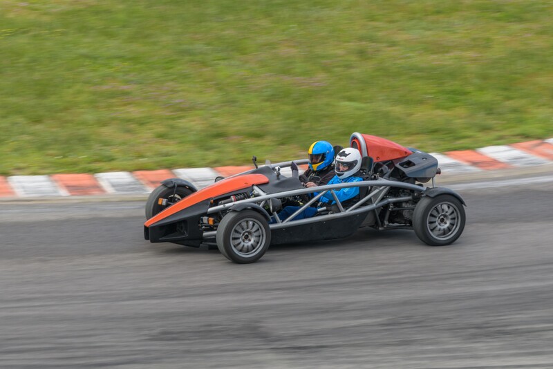 Pojedynek: Ferrari F430 vs Ariel Atom z Devil Cars