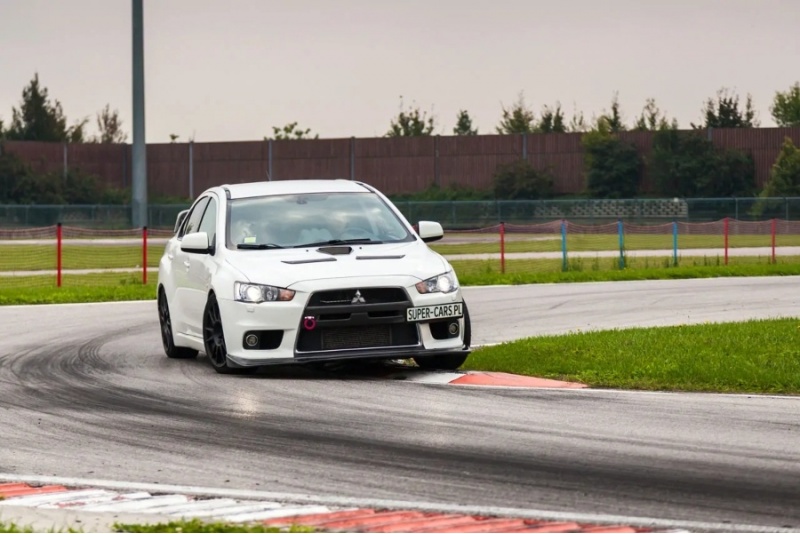 Jazda Subaru Impreza STI lub Mitsubishi Lancer Evo 10
