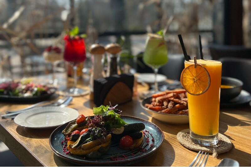 Kusząca uczta smaków w Jurmale – karta podarunkowa do grillbaru „House of Light”