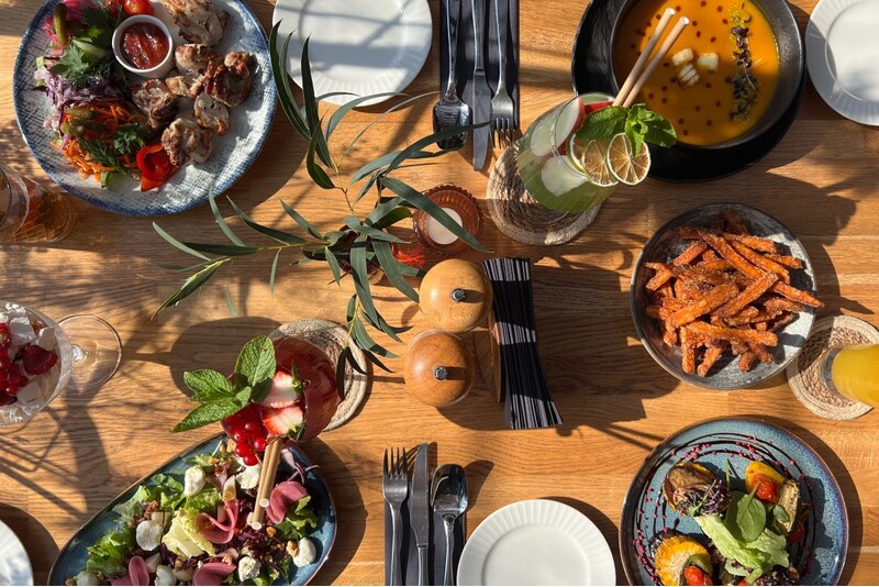 Kusząca uczta smaków w Jurmale – karta podarunkowa do grillbaru „House of Light”