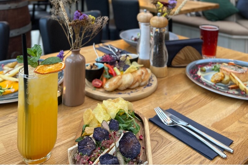 Kusząca uczta smaków w Jurmale – karta podarunkowa do grillbaru „House of Light”
