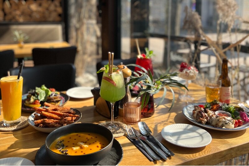 Kusząca uczta smaków w Jurmale – karta podarunkowa do grillbaru „House of Light”