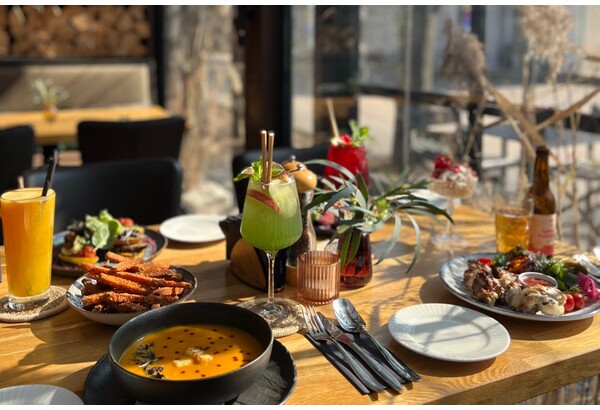 Kusząca uczta smaków w Jurmale – karta podarunkowa do grillbaru „House of Light”