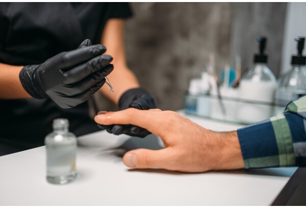 Manicure męski z zabiegiem parafinowym w Radomiu