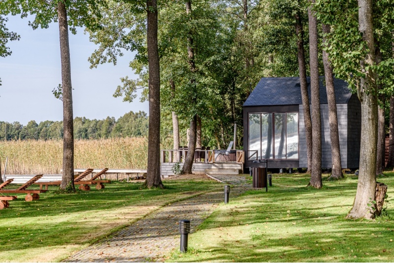 Spokojny wypoczynek nad brzegiem jeziora w domku plażowym w rejonie malackim