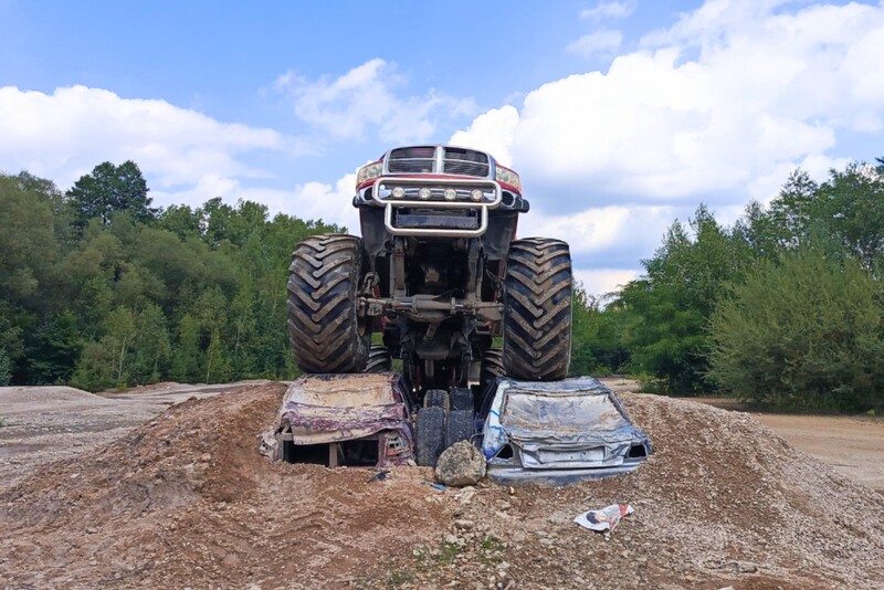 Tarowanie wraków Monster Truck
