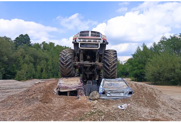 Tarowanie wraków Monster Truck