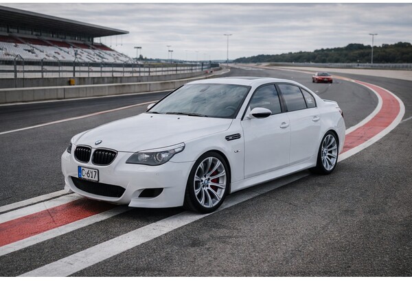 Jazda BMW M5 V10 na torze za kierownicą