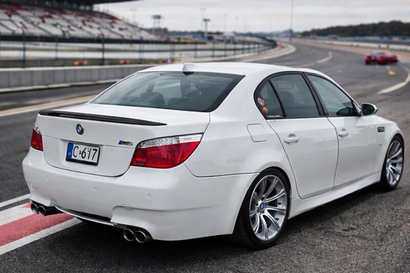 Jazda BMW M5 V10 na torze za kierownicą