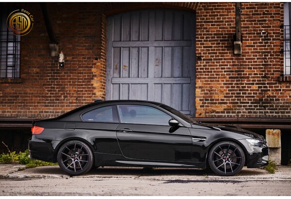 Jazda BMW M3 E92 na torze wyścigowym