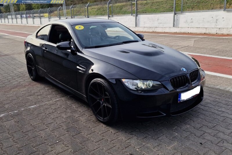 Jazda BMW M3 E92 na torze wyścigowym