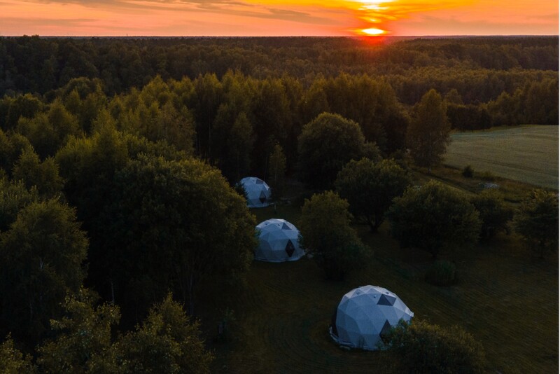 Wypoczynek w kopule z balią w „Dolinie Gwiazd” w rejonie wiłkomierskim