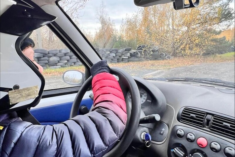 Jazda samochodem rajdowym po torze dla dziecka