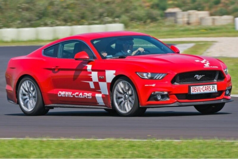 Przejażdżka za kierownicą samochodu Ford Mustang, Porsche 911, BMW M4 lub Ariel Atom na torze Głównym Poznań