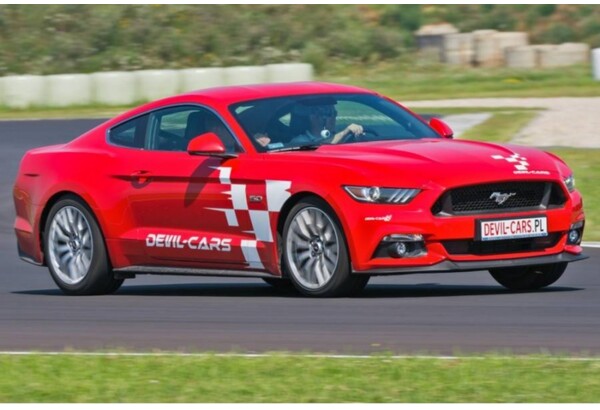 Przejażdżka za kierownicą samochodu Ford Mustang, Porsche 911, BMW M4 lub Ariel Atom na torze Głównym Poznań