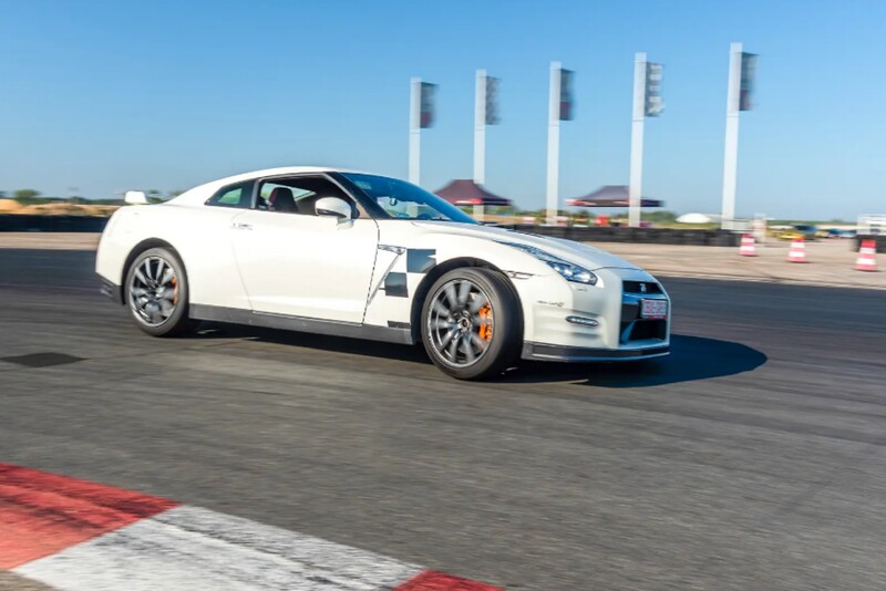 Przejażdżka za kierownicą samochodu Audi R8 V10 lub Nissan GTR na torze Głównym Poznań