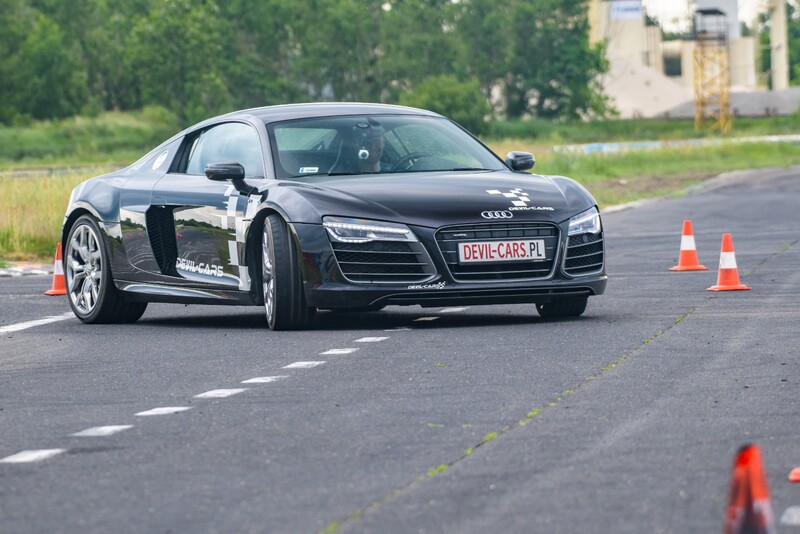 Przejażdżka za kierownicą samochodu Audi R8 V10 lub Nissan GTR na torze Głównym Poznań