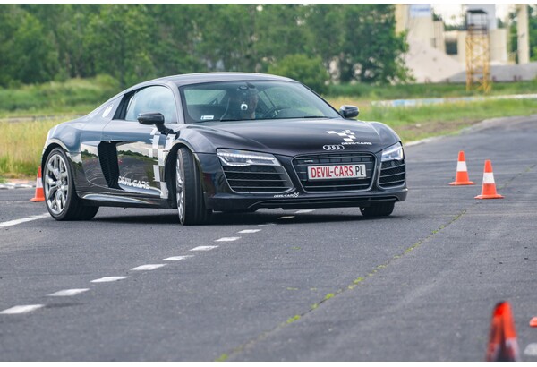 Przejażdżka za kierownicą samochodu Audi R8 V10 lub Nissan GTR na torze Głównym Poznań