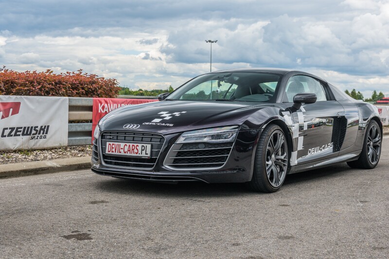 Przejażdżka za kierownicą samochodu Audi R8 V10 lub Nissan GTR na torze Głównym Poznań