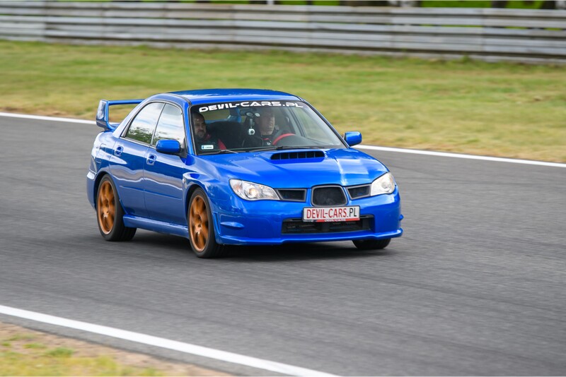 Pojedynek aut KTM X-BOW i Subaru Impreza WRX w Poznaniu