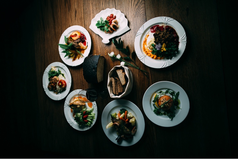 Romantyczna kolacja w restauracji dworu Bistrampolio