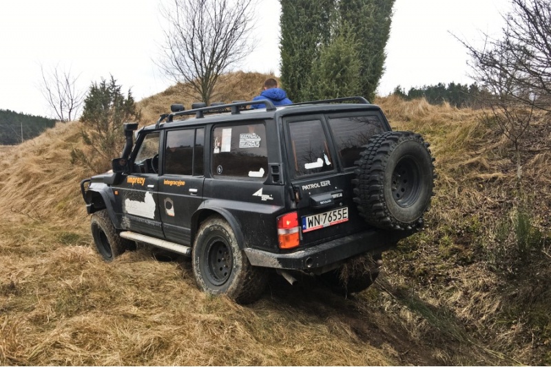 Jazda 4x4 Nissan Patrol GR dla 1-2 osób nieopodal Warszawy