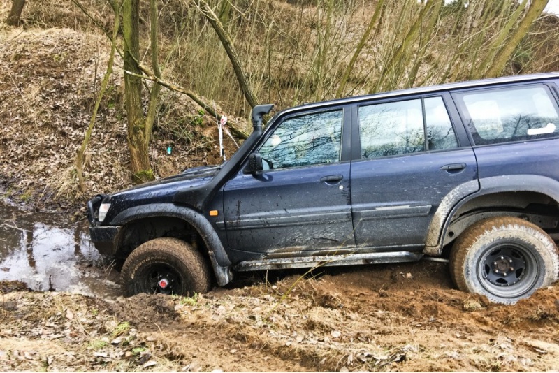 Szkolenie z jazdy samochodem terenowym Nissan Patrol GR nieopodal Warszawy