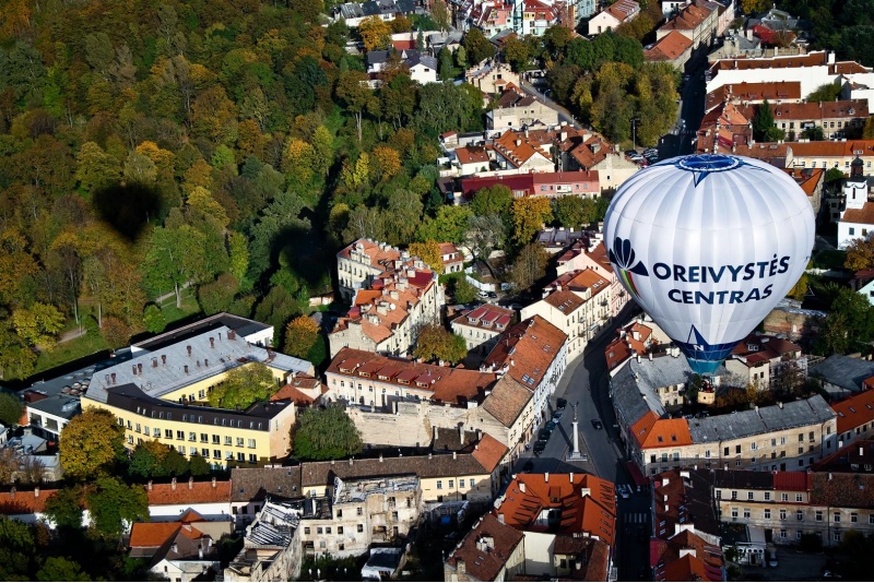 Lot lotniczych lot balonem nad Wilna z centrum Lotnictwa 