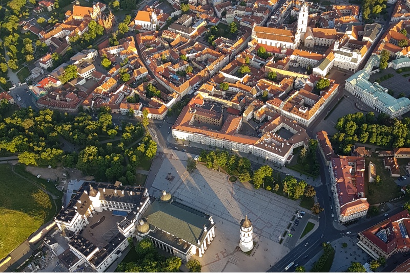 Lot lotniczych lot balonem nad Wilna z centrum Lotnictwa 