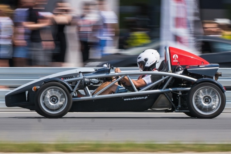 Pojedynek aut Ariel Atom i KTM X-BOW na torze głównym Poznań