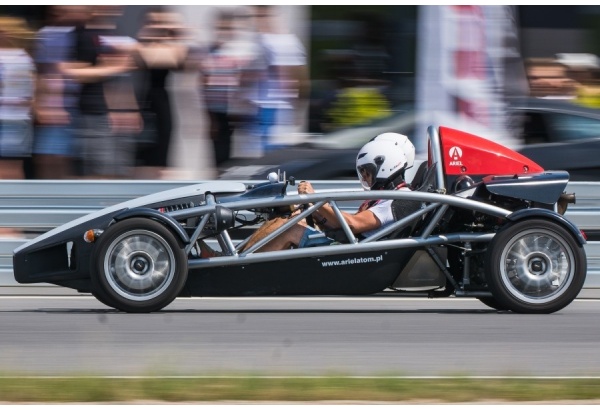 Pojedynek aut Ariel Atom i KTM X-BOW na torze głównym Poznań