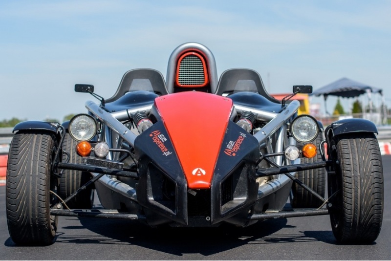 Pojedynek aut Ariel Atom i KTM X-BOW na torze głównym Poznań