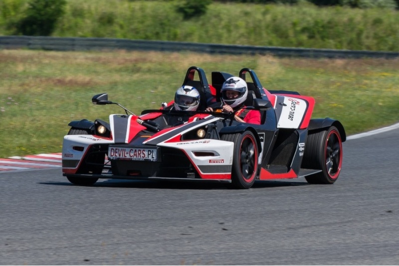 Pojedynek aut Ariel Atom i KTM X-BOW na torze głównym Poznań