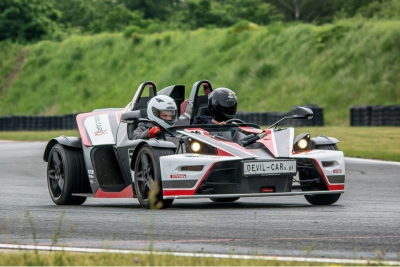 Pojedynek aut Ariel Atom i KTM X-BOW na torze głównym Poznań