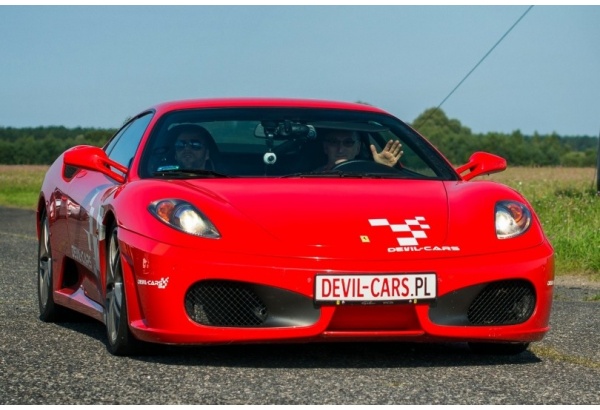 Pojedynek aut Ferrari F430 i Lamborghini Gallardo w Poznaniu
