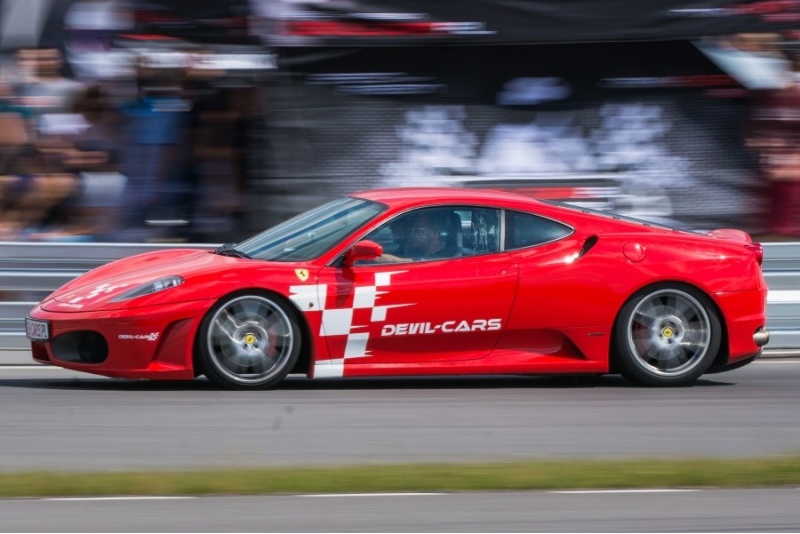Pojedynek aut Ferrari F430 i Lamborghini Gallardo w Poznaniu