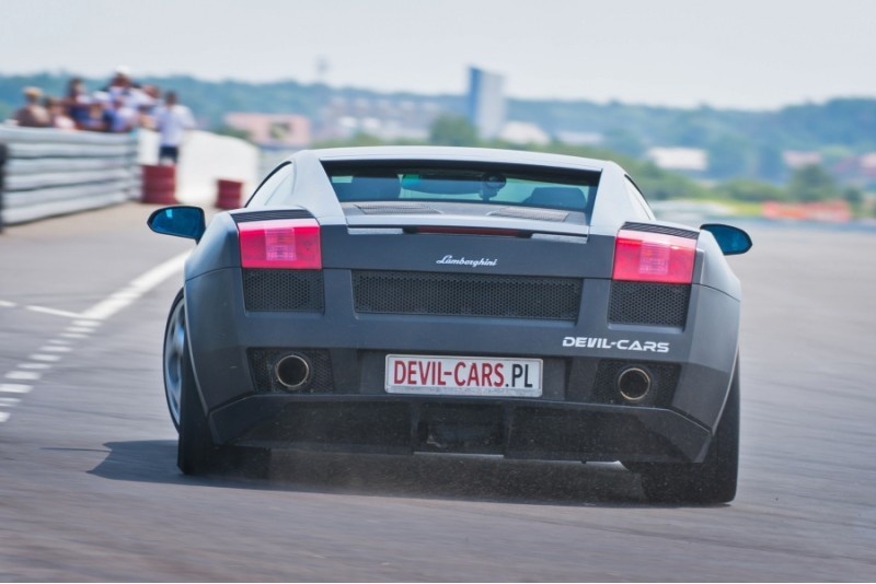 Pojedynek aut Ferrari F430 i Lamborghini Gallardo w Poznaniu