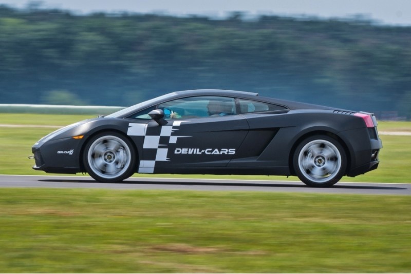 Pojedynek aut Lamborghini Gallardo i Ariel Atom w Poznaniu