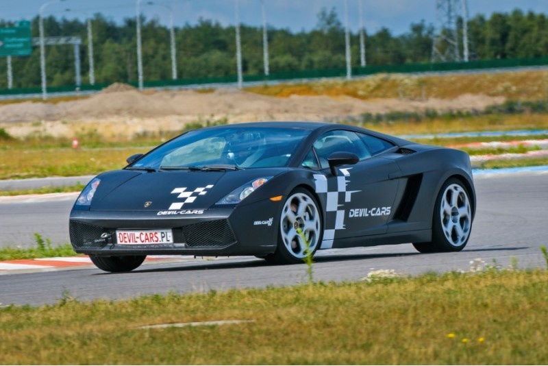 Pojedynek aut Lamborghini Gallardo i Ariel Atom w Poznaniu