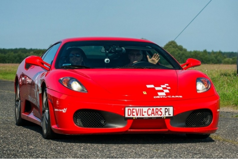 Pojedynek aut Ferrari F430 i Ariel Atom w Poznaniu