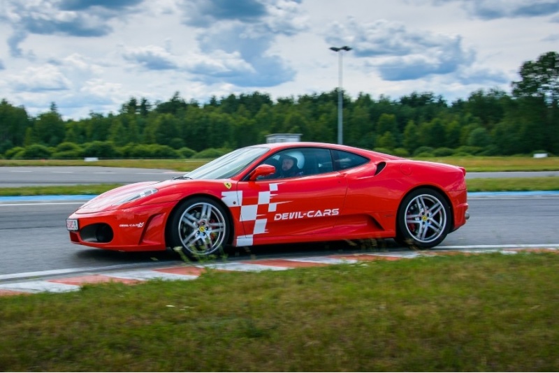 Pojedynek aut Ferrari F430 i Ariel Atom w Poznaniu